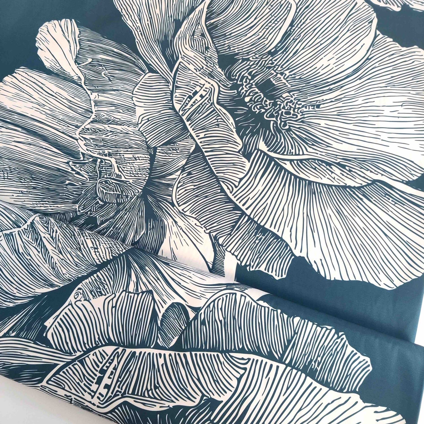 Fibre Mood Trenchcoat Stoff mit großformatigem Blumenmotiv im Linolschnitt-Stil auf Petrolblau