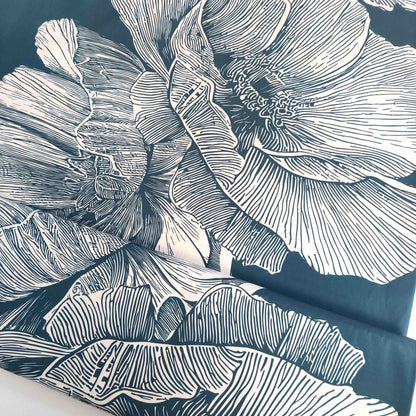 Fibre Mood Trenchcoat Stoff mit großformatigem Blumenmotiv im Linolschnitt-Stil auf Petrolblau