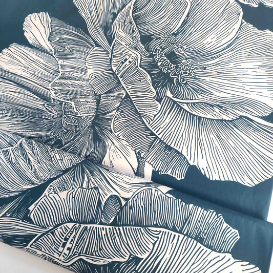 Fibre Mood Trenchcoat Stoff mit großformatigem Blumenmotiv im Linolschnitt-Stil auf Petrolblau