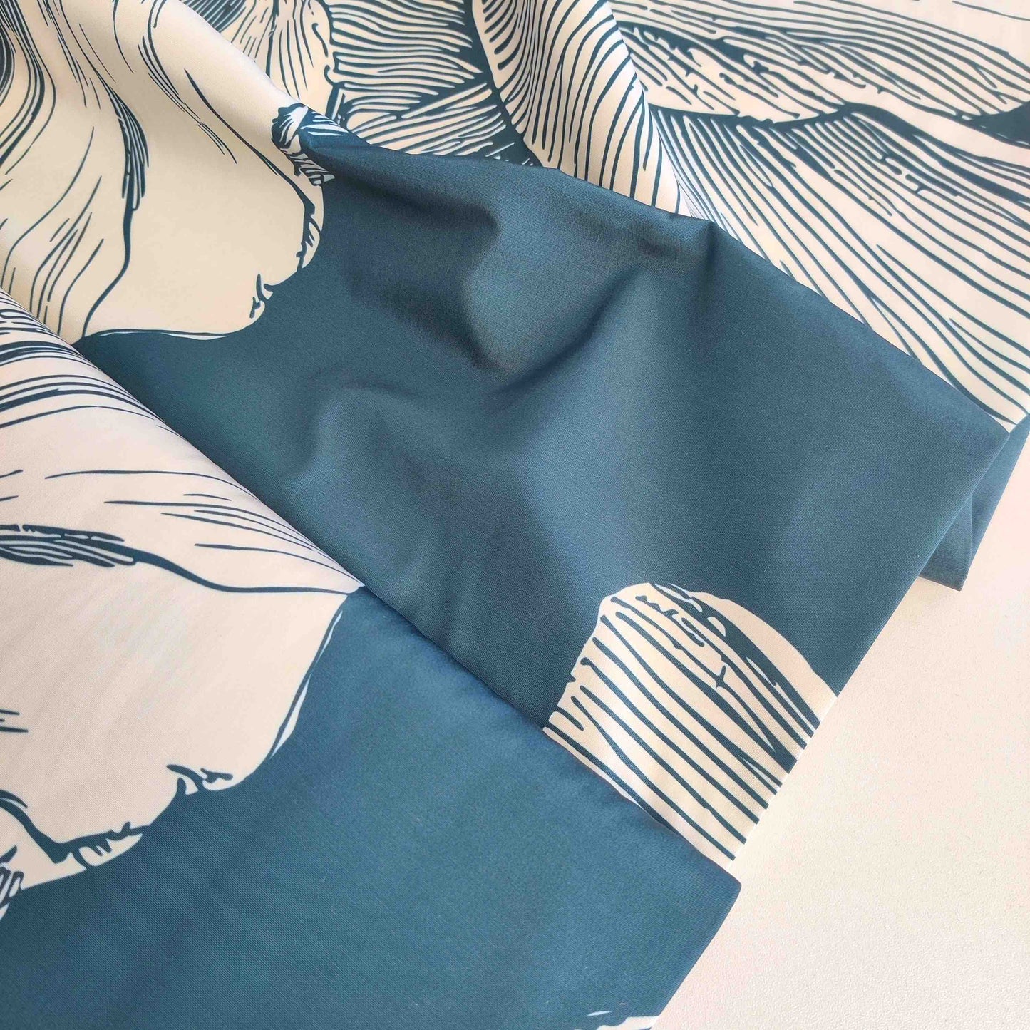 Fibre Mood Trenchcoat Stoff mit großformatigem Blumenmotiv im Linolschnitt-Stil auf Petrolblau