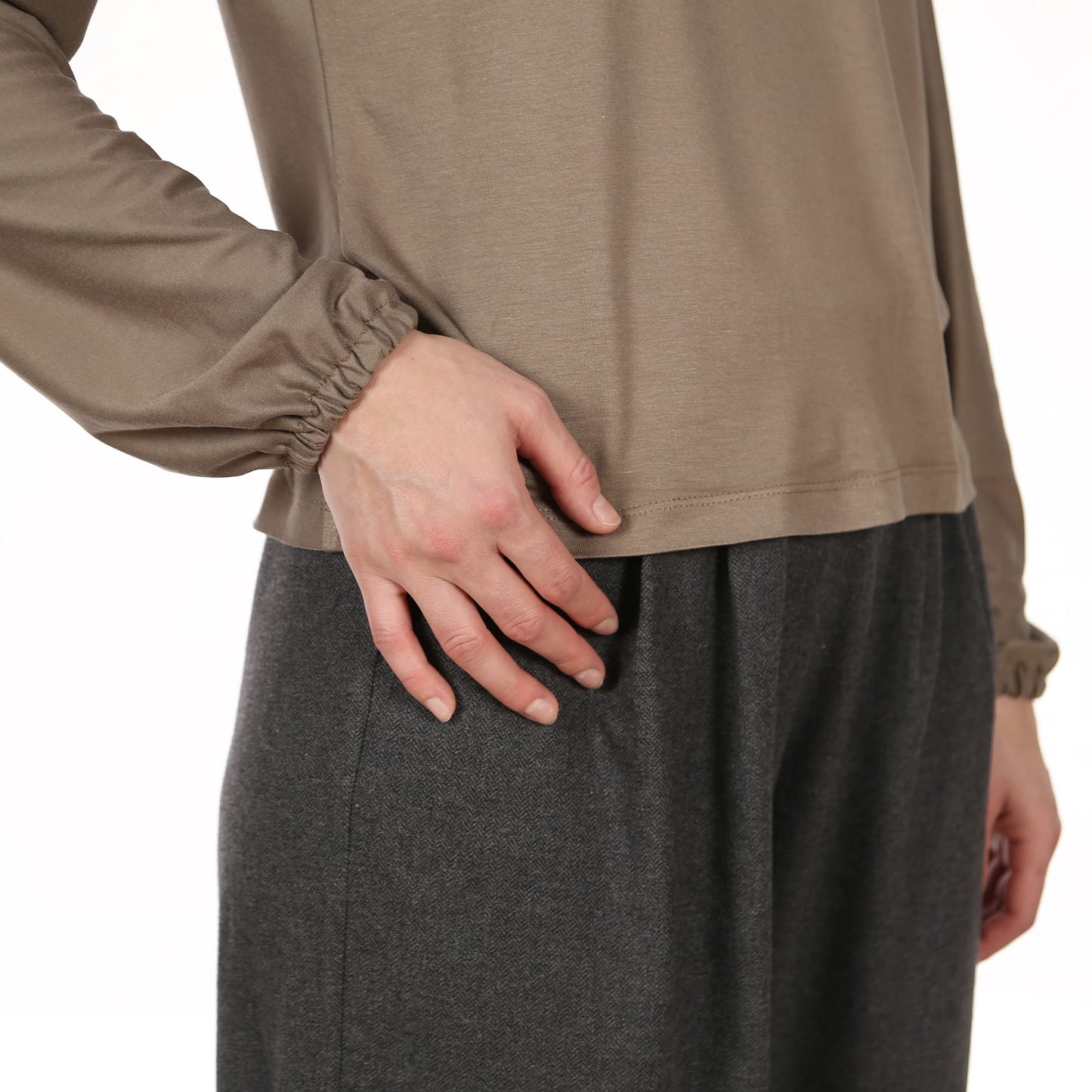 FRAU YELDA Longsleeve mit Schleife | Papierschnitt