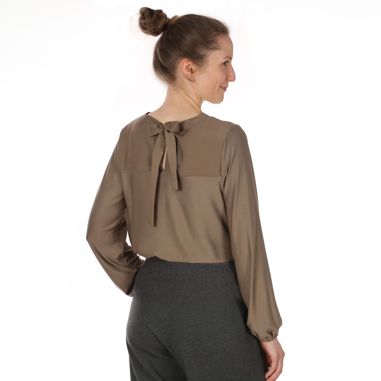 FRAU YELDA Longsleeve mit Schleife | Papierschnitt