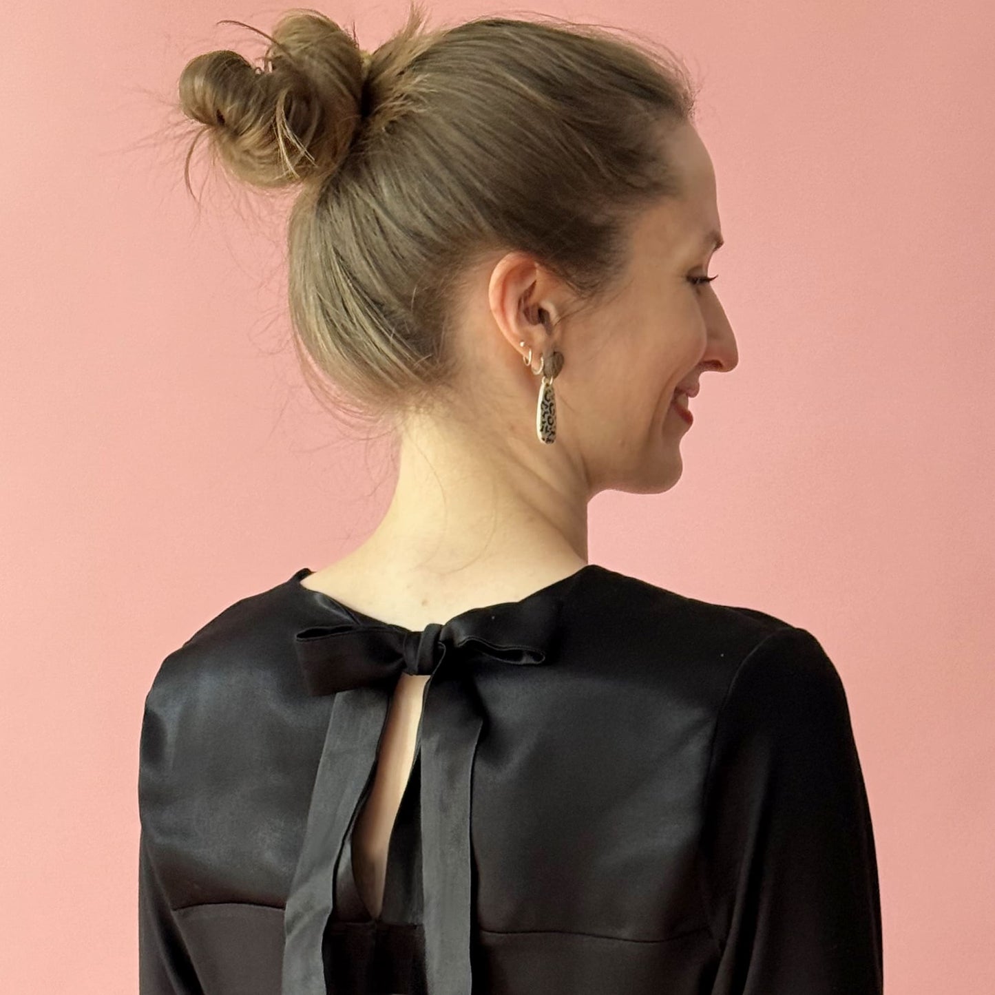 FRAU YELDA Longsleeve mit Schleife | Papierschnitt