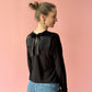 FRAU YELDA Longsleeve mit Schleife | Papierschnitt