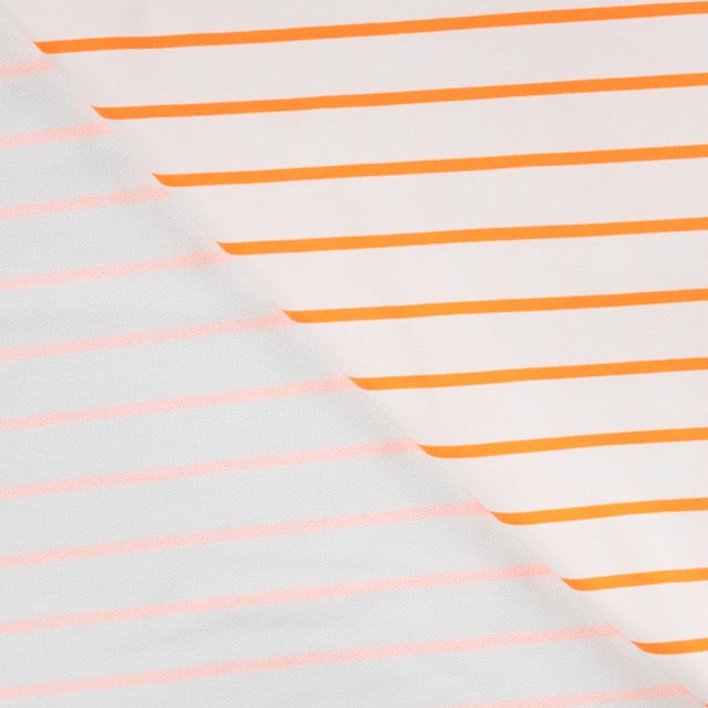 Weißer French Terry mit feinen neonorangen Streifen im sommerlichen Look