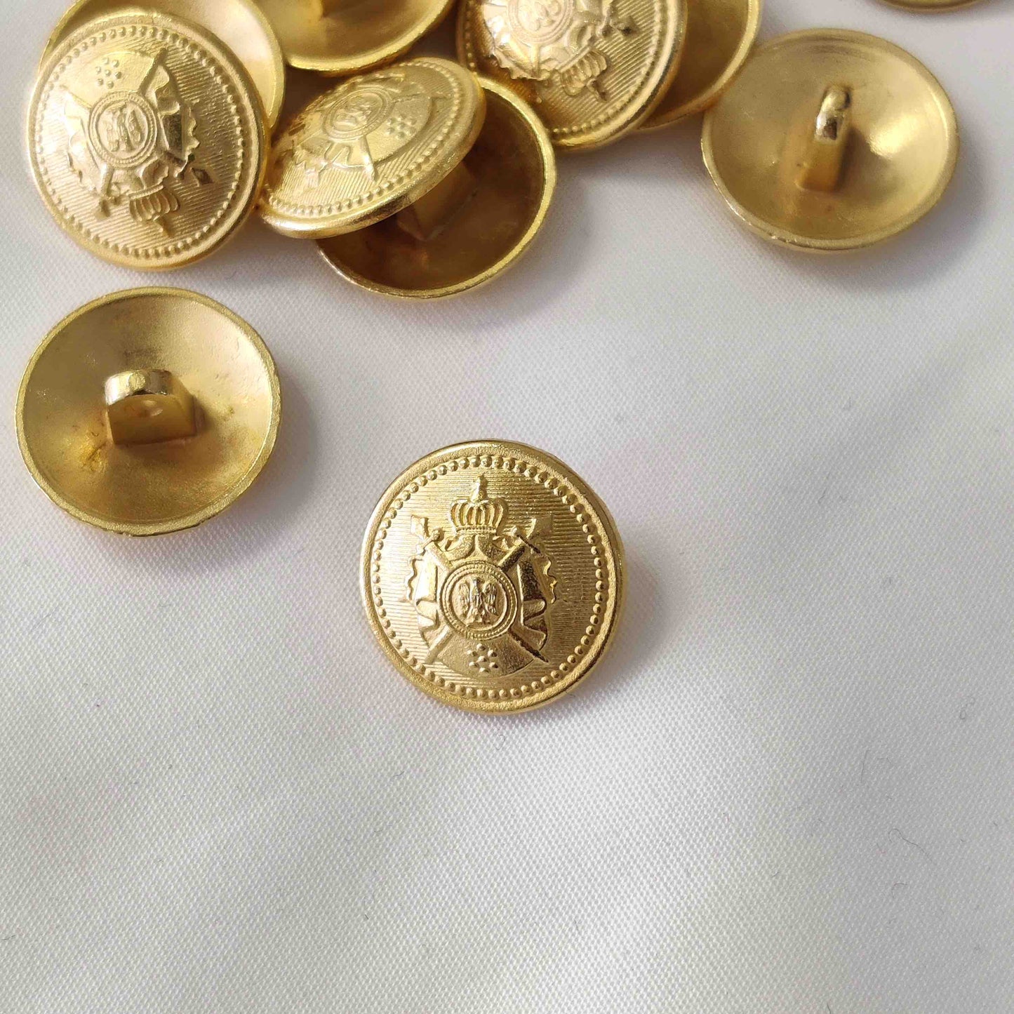 Goldknopf mit Wappen und Öse