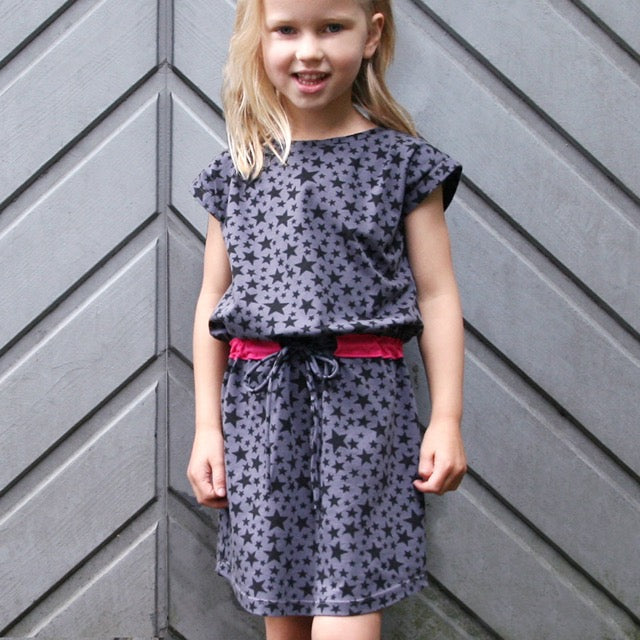 Papierschnittmuster für das Kinderkleid Julie von Studio Schnittreif.