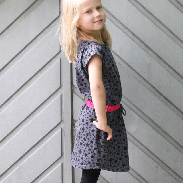 Papierschnittmuster für das Kinderkleid Julie von Studio Schnittreif.