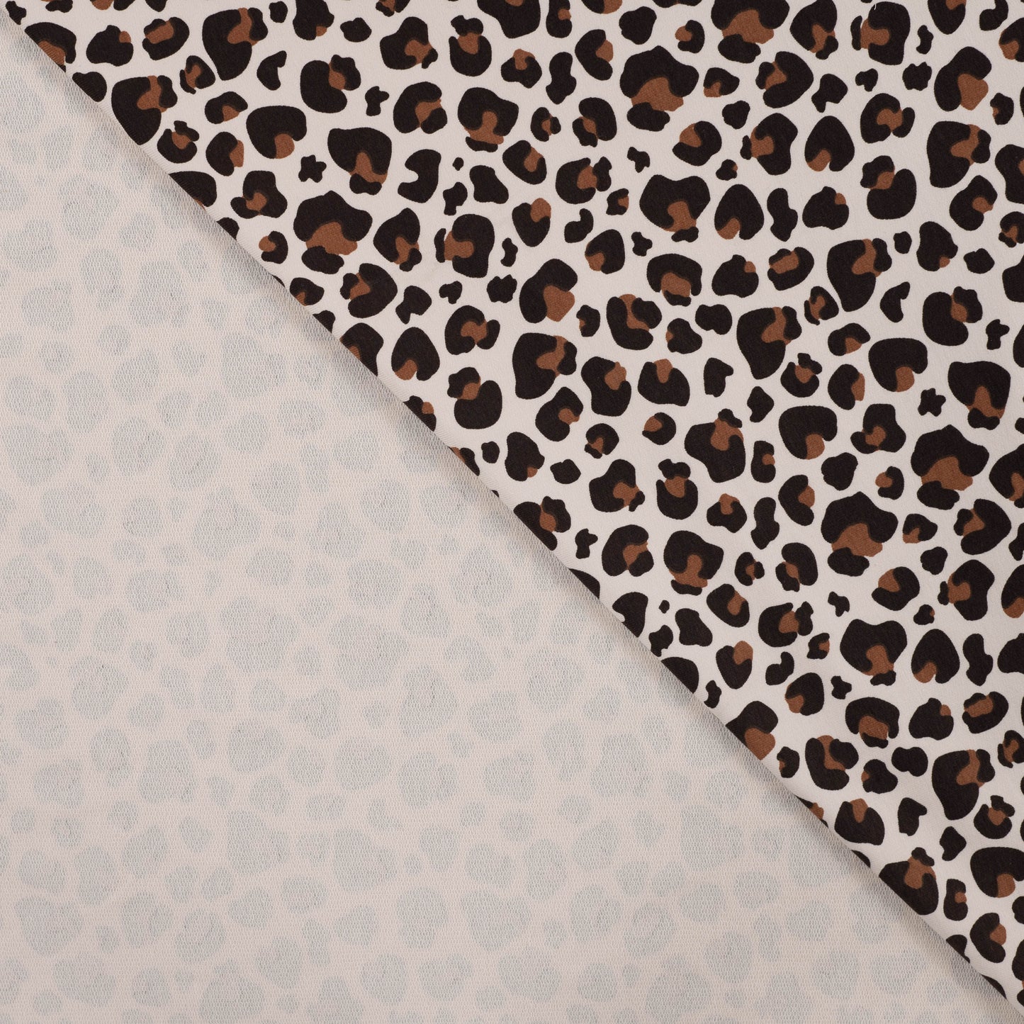 French Terry mit Leomuster – Baumwollstoff, außen glatt, innen mit Schlaufen, ideal für Kleidung.