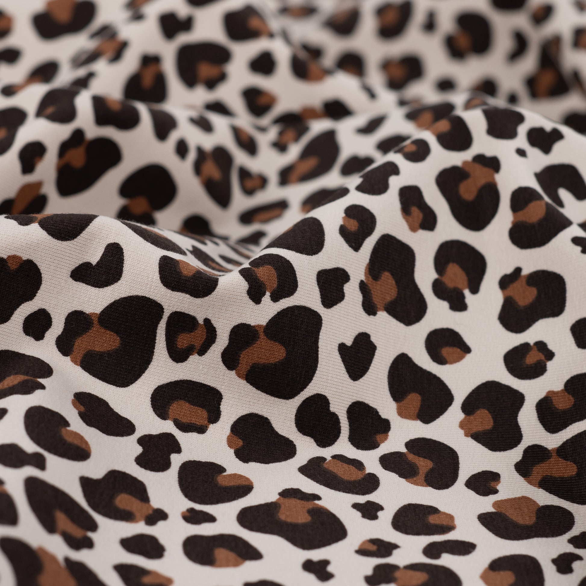 French Terry mit Leomuster – Baumwollstoff, außen glatt, innen mit Schlaufen, ideal für Kleidung.