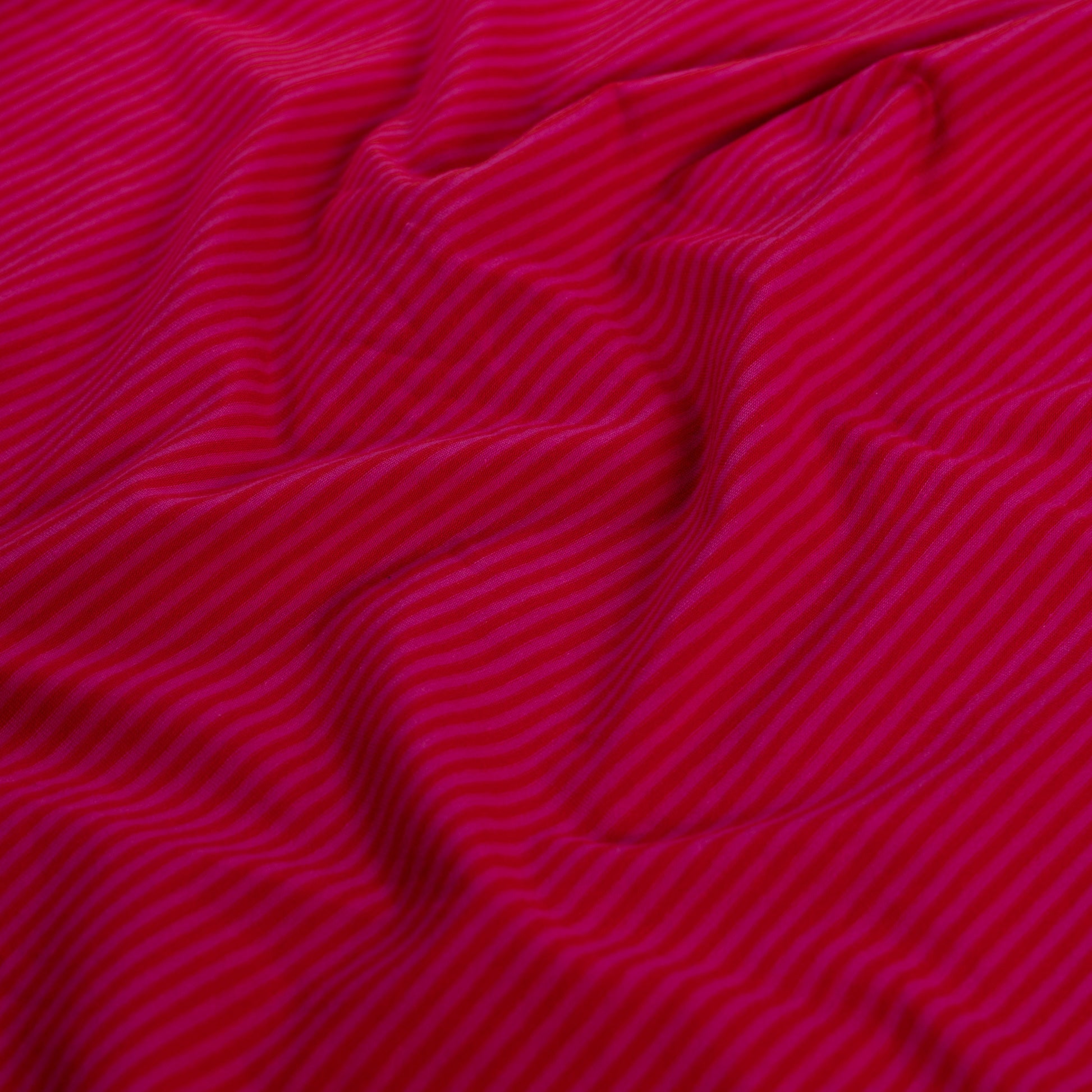 Jersey Stoff mit feinen roten 2,5 mm Streifen, gestrickt, weich und elastisch, ideal für T-Shirts, Kleider, Leggings und Kinderkleidung.