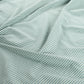 Jersey Stoff mit feinen grünen 2,5 mm Streifen, gestrickt, weich und elastisch, ideal für T-Shirts, Kleider, Leggings und Kinderkleidung.