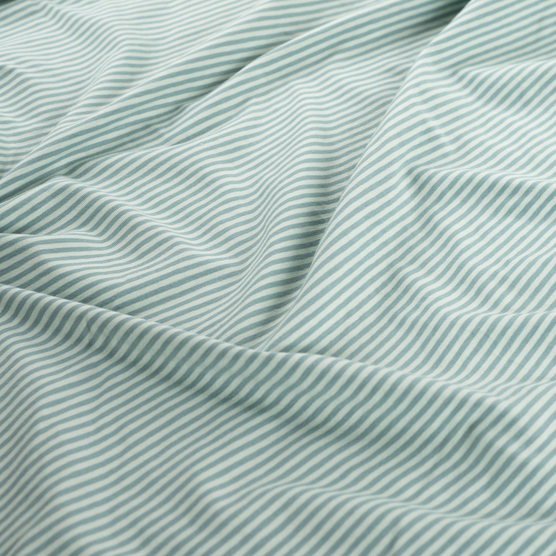 Jersey Stoff mit feinen grünen 2,5 mm Streifen, gestrickt, weich und elastisch, ideal für T-Shirts, Kleider, Leggings und Kinderkleidung.