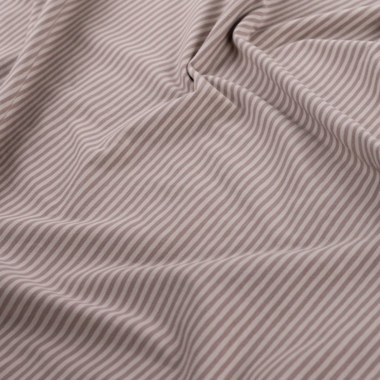 Jersey Stoff mit feinen beigen 2,5 mm Streifen, gestrickt, weich und elastisch, ideal für T-Shirts, Kleider, Leggings und Kinderkleidung.