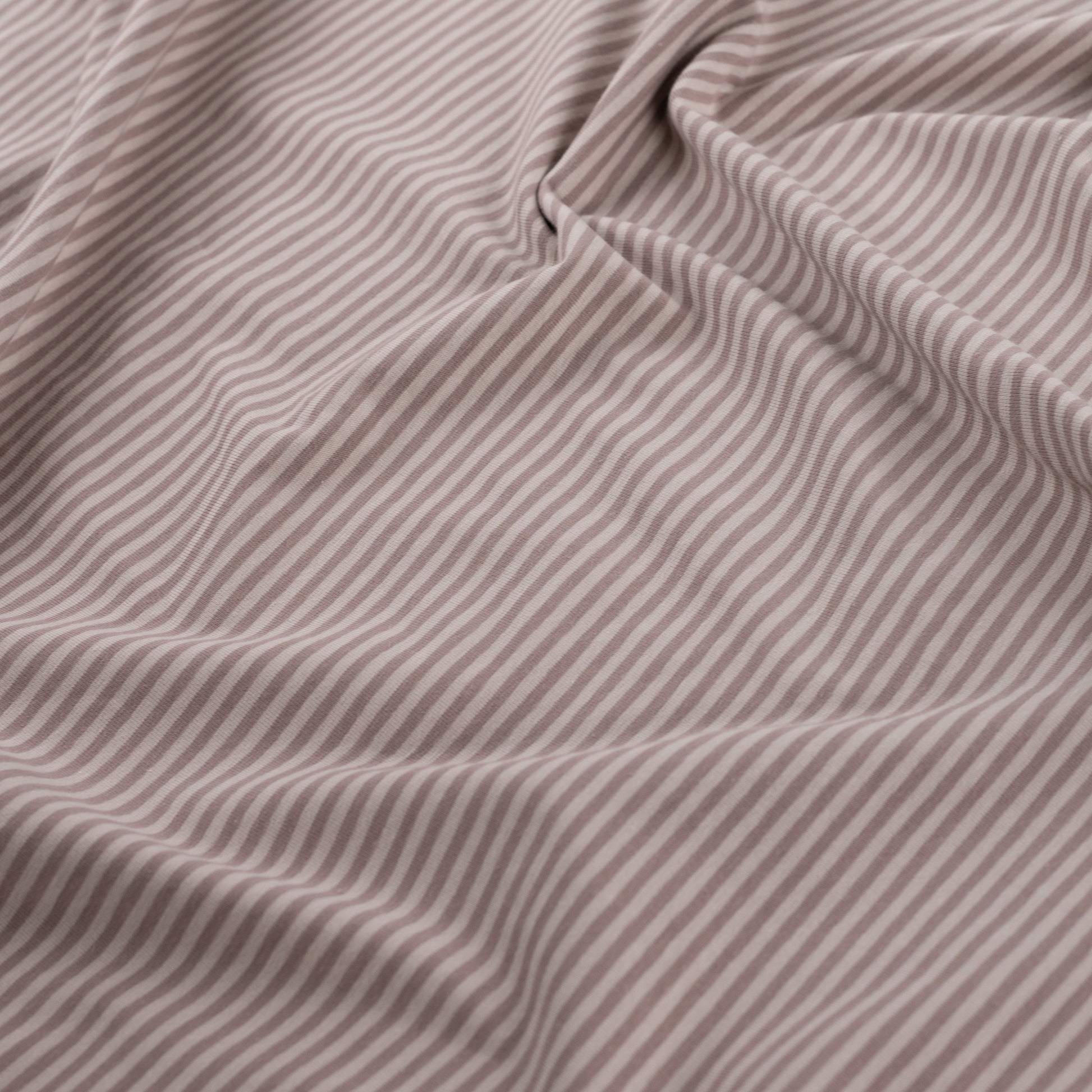Jersey Stoff mit feinen beigen 2,5 mm Streifen, gestrickt, weich und elastisch, ideal für T-Shirts, Kleider, Leggings und Kinderkleidung.