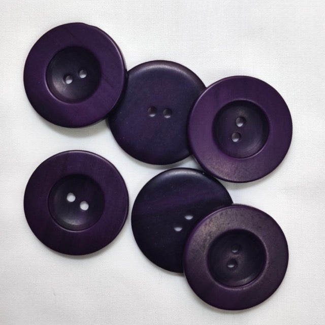 Marmorierter 2-Loch-Knopf mit vertiefter Mitte in 23 und 35 mm, violett