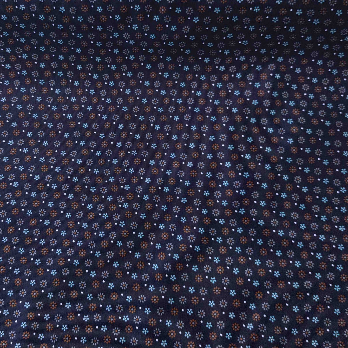 Dunkelblauer Feincord von Kokka mit kleinen Blüten in Hellblau, Rost und Creme aus 100 % Baumwolle.