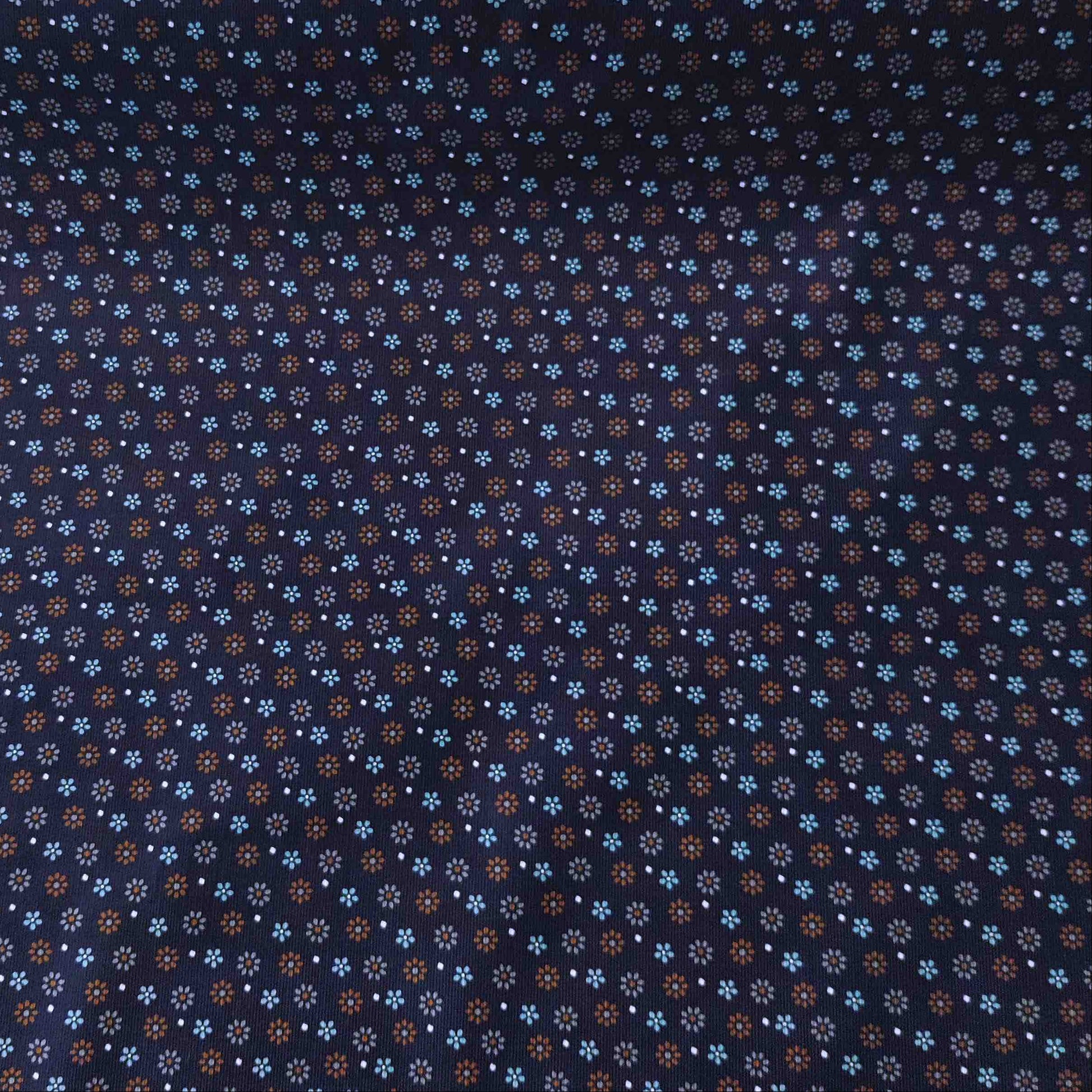 Dunkelblauer Feincord von Kokka mit kleinen Blüten in Hellblau, Rost und Creme aus 100 % Baumwolle.