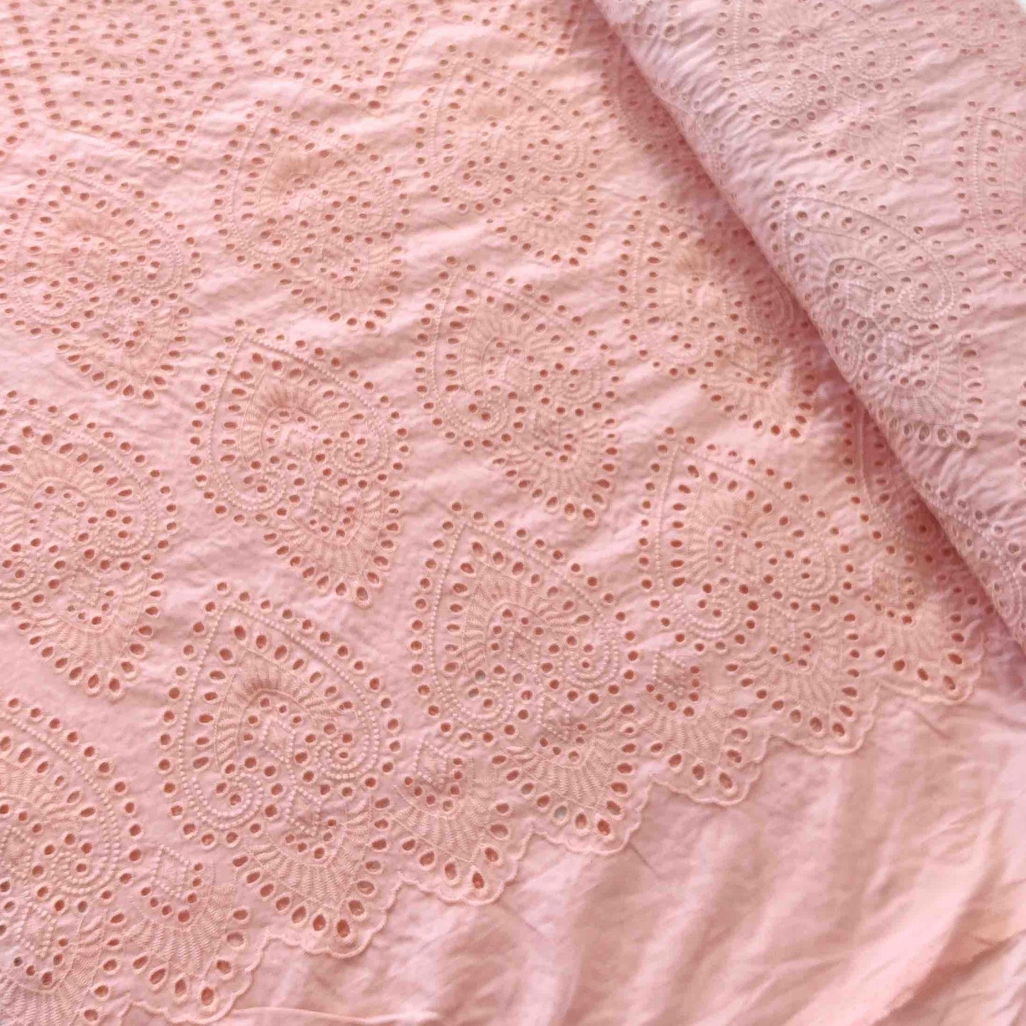 Lochspitzenstoff aus Cupro in Apricot