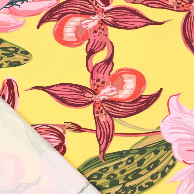 Viscose Twill Camiguin  gelb 140 cm breit mit Orchideen-Sommerprint – perfekt fallend für Röcke und Tops bei kikkomo.de