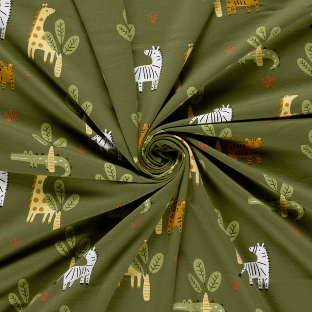 Baumwolljersey mit Safari-Tieren auf olivgrünem Hintergrund mit Zebra, Giraffe, Tiger und Krokodil.