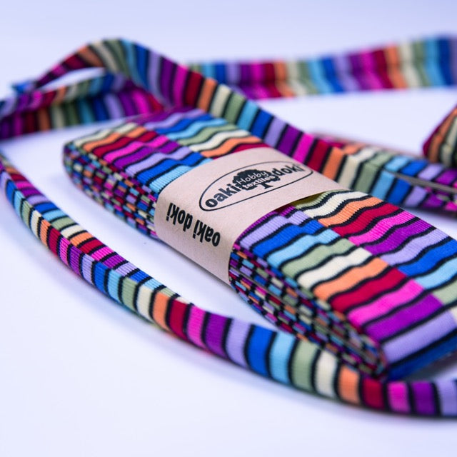 Oaki Doki Jersey Schrägband „Stripes Dunkel" – 3m-Coupon mit modernem Streifenmuster in dunklen Tönen & Schwarz. Vielseitig & kontrastreich.

