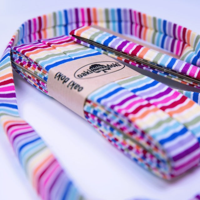 Oaki Doki Jersey Schrägband „Stripes Hell" – 3m-Coupon mit zartem Streifenmuster in bunten Farben & Weiß. Ideal zum Einfassen von Kanten & Ausschnitten.


