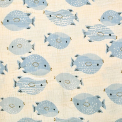 Musselin Stoff mit blauen Fischen