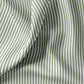 Baumwollstoff mit gleichmäßigen grün-weißen Streifen