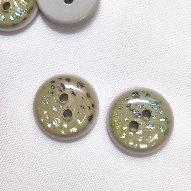 2-Loch-Knopf 15 mm mit bunten Glitzerpartikeln