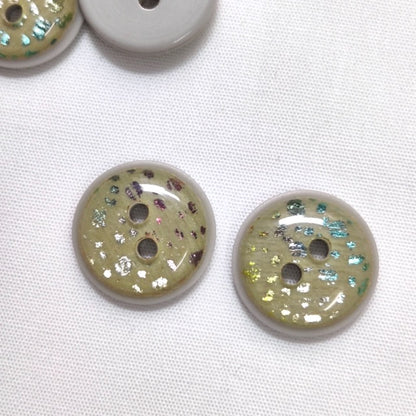 2-Loch-Knopf 15 mm mit bunten Glitzerpartikeln