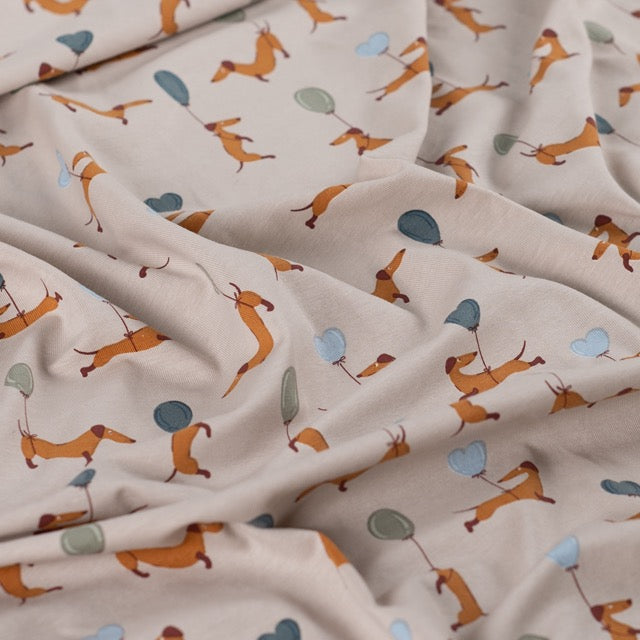 Jersey mit Hunden und Ballons auf hellem Hintergrund