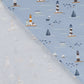 Hellblauer Jersey mit maritimen Motiven und Segelbooten