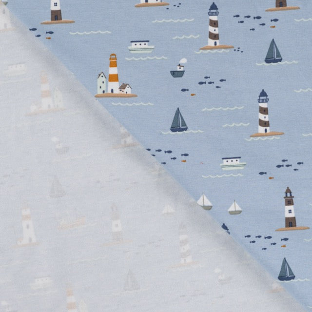 Hellblauer Jersey mit maritimen Motiven und Segelbooten