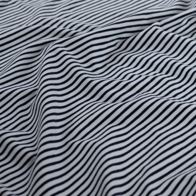Jersey Stoff mit schmalem Streifenmuster in 3 mm Breite