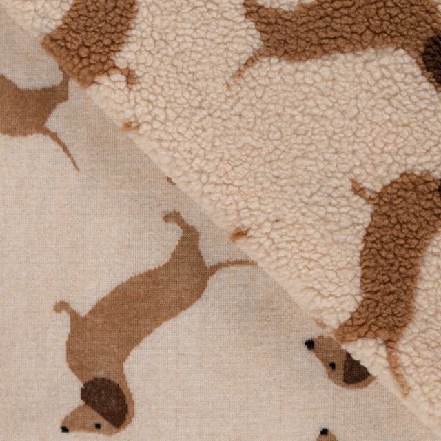 Teddy Jacquard mit braunen Dackeln auf cremefarbenem Grund
