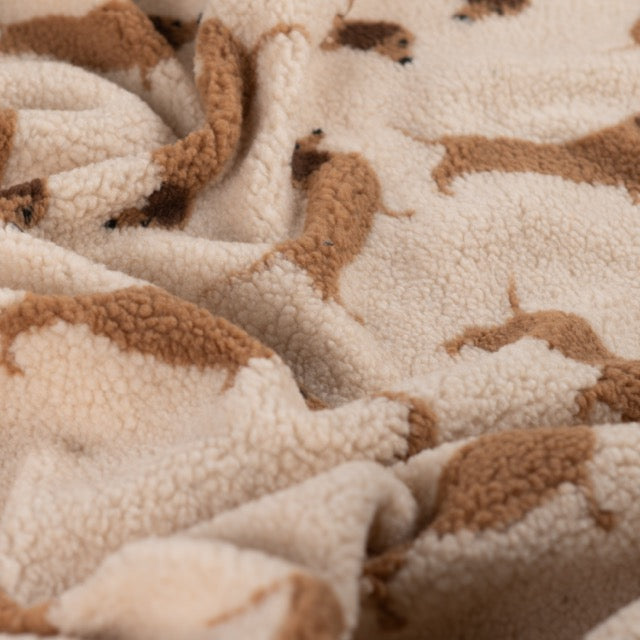 Teddy Jacquard mit braunen Dackeln auf cremefarbenem Grund