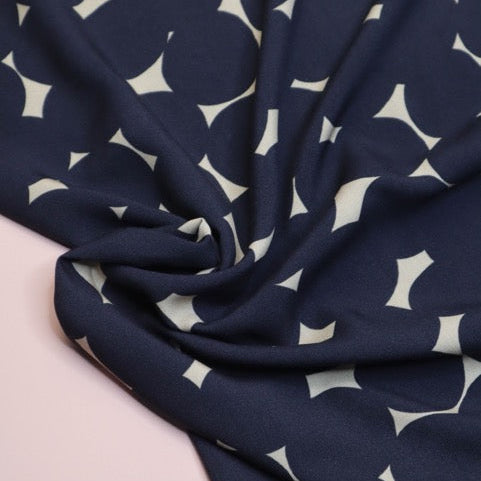 Viskose Dotty Pinot von Meet Milk – gemusterter TENCEL™-Stoff dunkelblau, Braunschweig