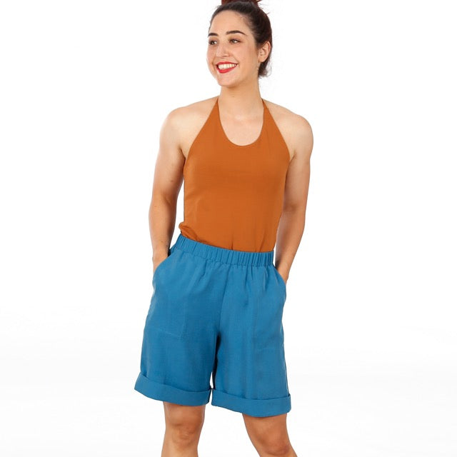 Papierschnittmuster für eine kurze Hose für Damen.
