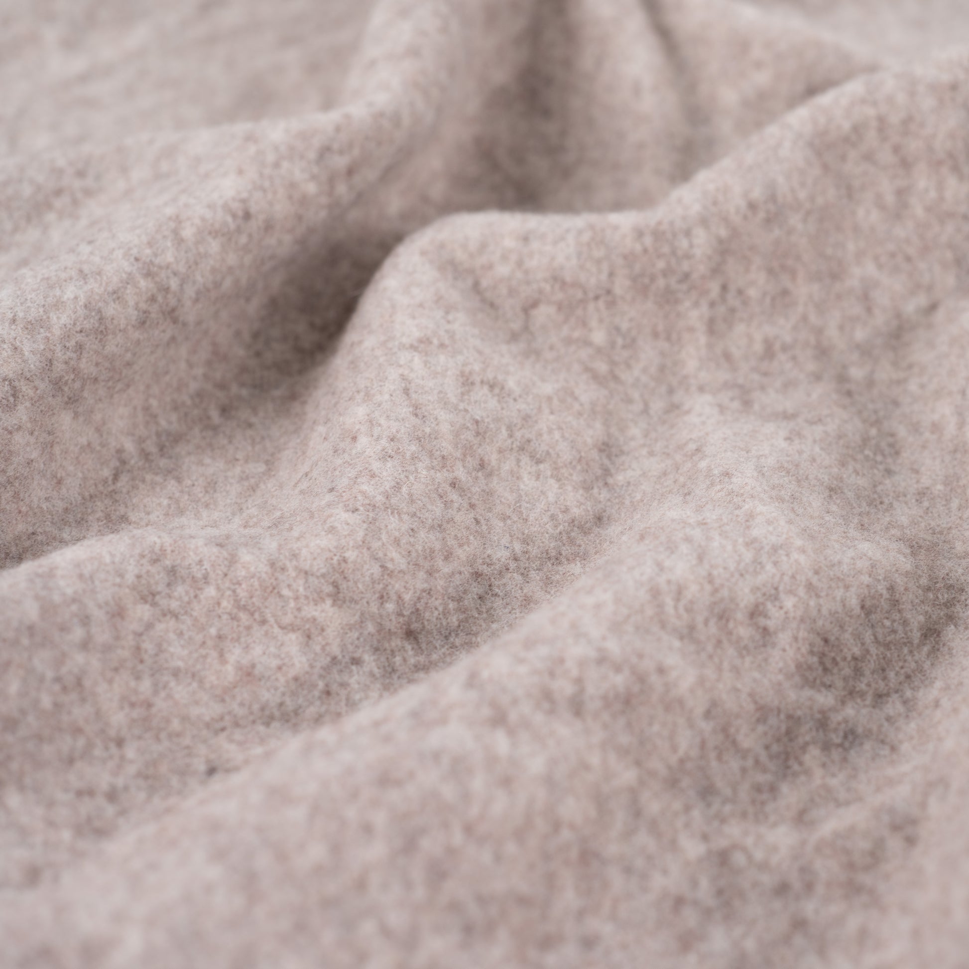 Merino Wollfleece sand aus 100 % Naturfaser, weich, warm und atmungsaktiv. Ideal für Jacken, Pullover, Baby- und Kinderkleidung sowie Decken.
