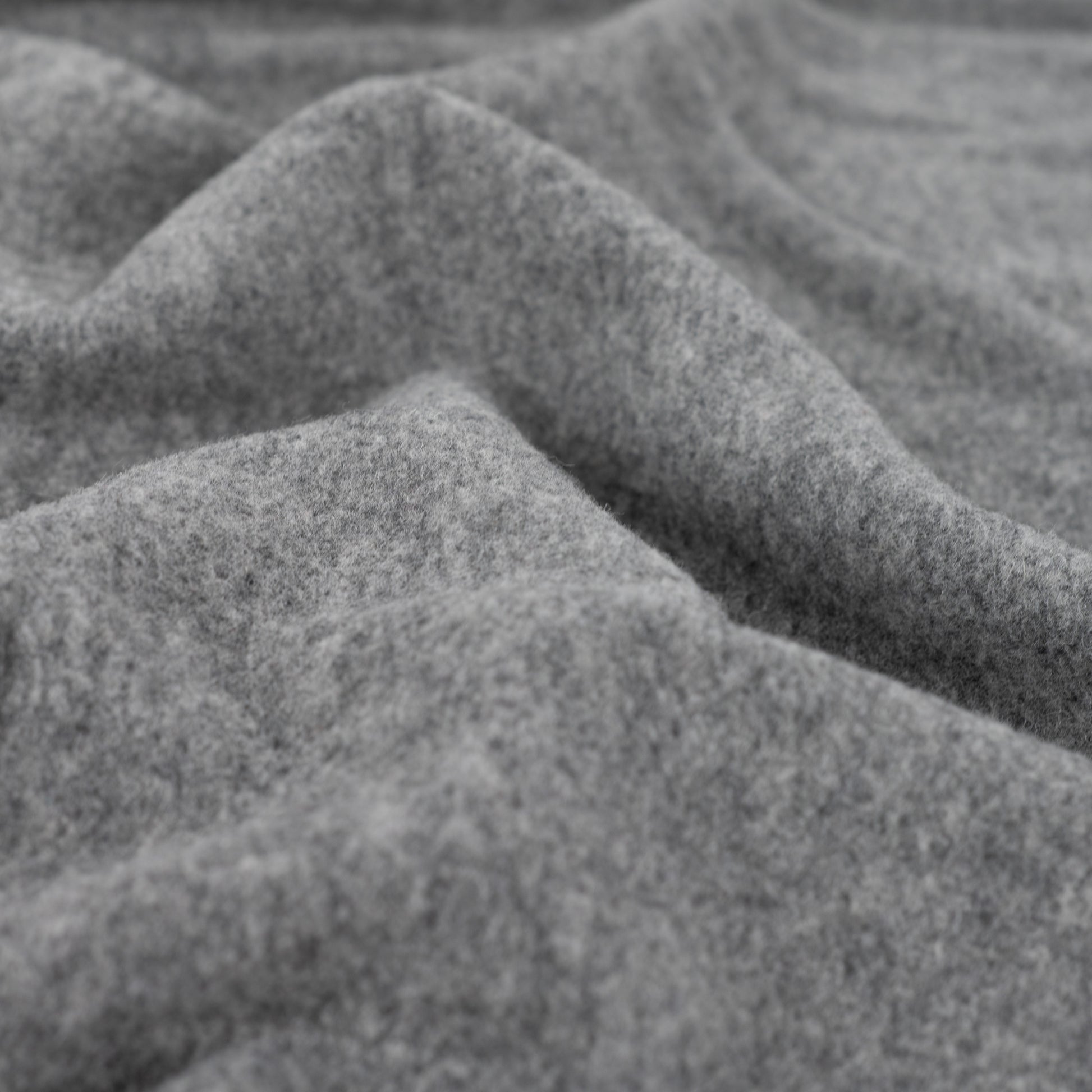 Merino Wollfleece grau aus 100 % Naturfaser, weich, warm und atmungsaktiv. Ideal für Jacken, Pullover, Baby- und Kinderkleidung sowie Decken.
