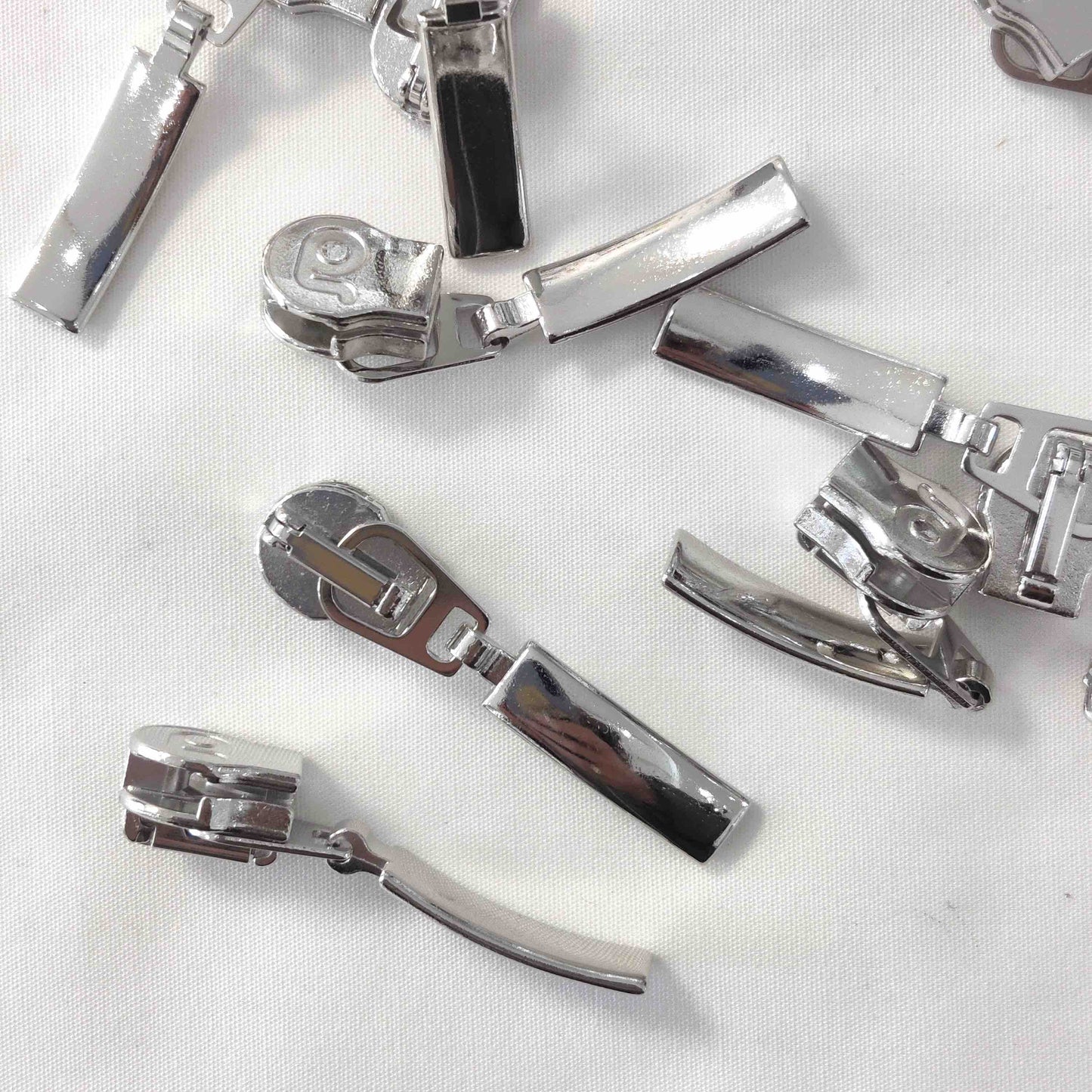 Schieber für metallisierte Endlosreißverschlüsse – Bogenanhänger, Farbe silber – stabil und stilvoll für Taschen & Kleidung.