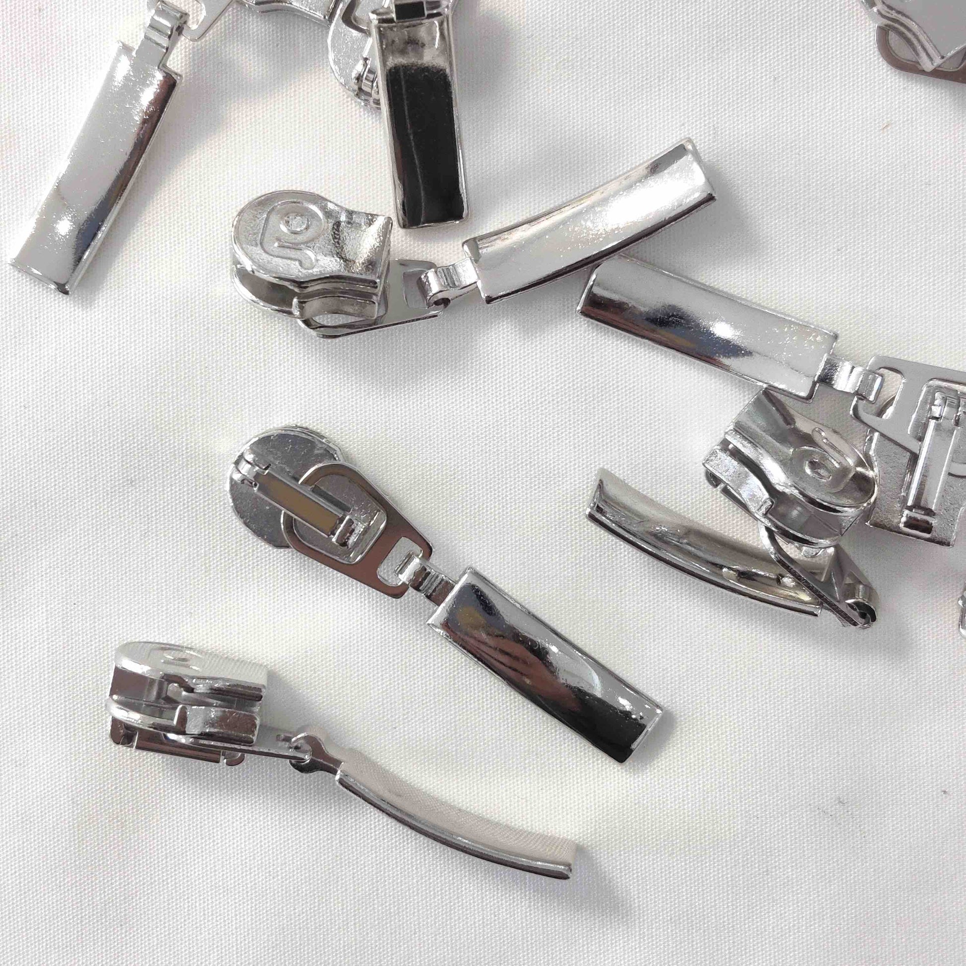 Schieber für metallisierte Endlosreißverschlüsse – Bogenanhänger, Farbe silber – stabil und stilvoll für Taschen & Kleidung.