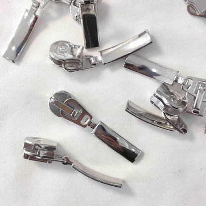 Schieber für metallisierte Endlosreißverschlüsse – Bogenanhänger, Farbe silber – stabil und stilvoll für Taschen & Kleidung.