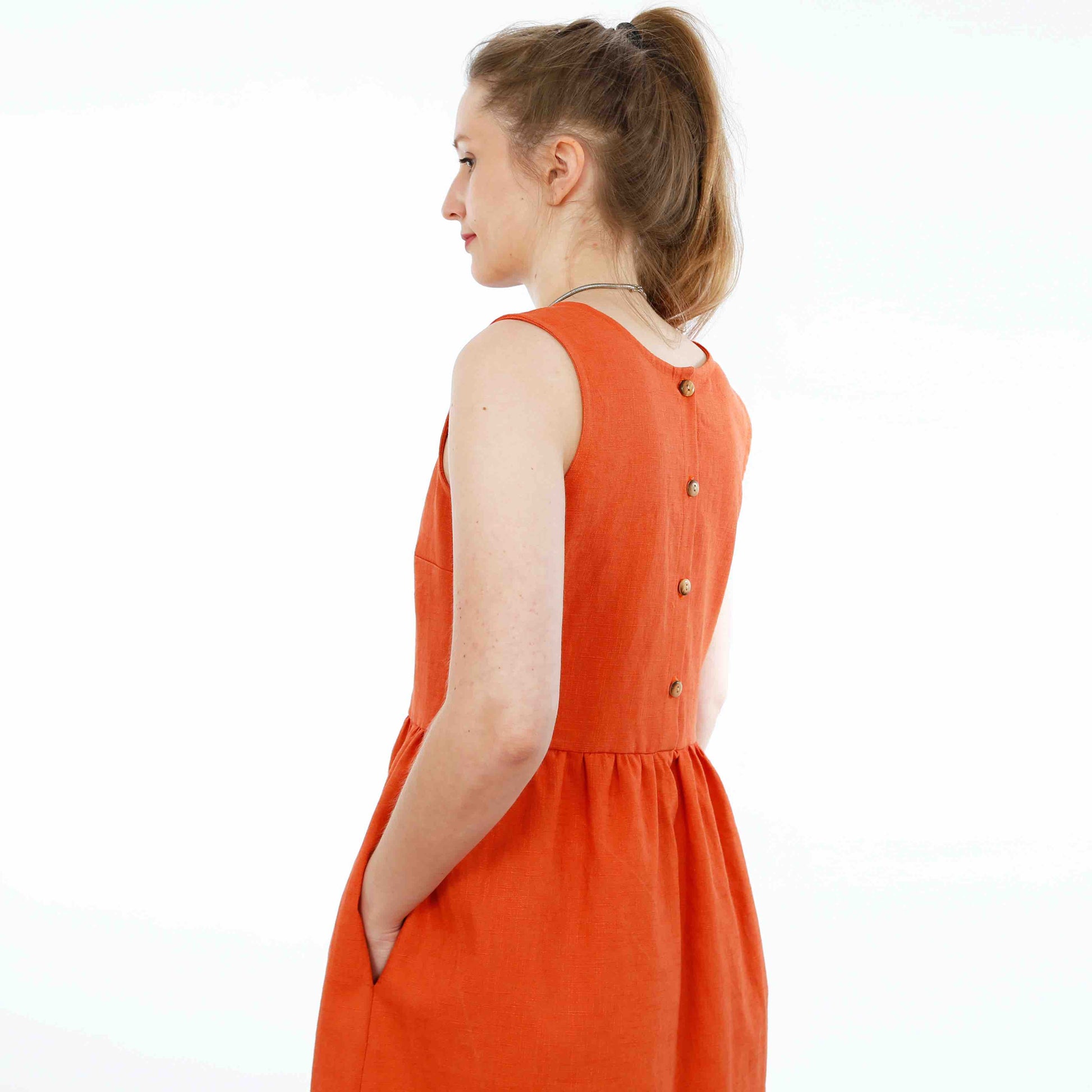 Papierschnittmuster einfaches Kleid aus Leinen oder Musselin Frau Adele mit Knopfleiste