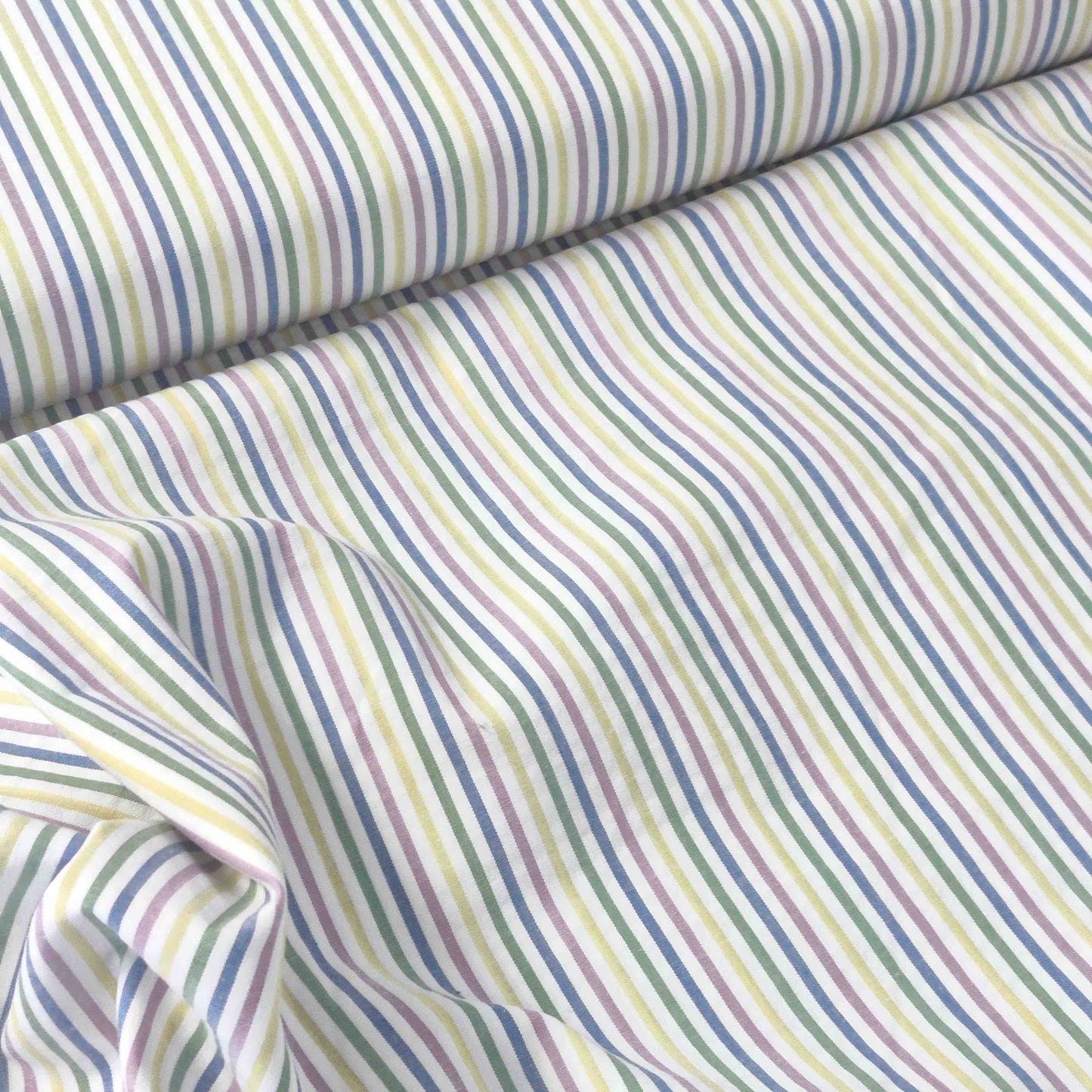 Seersucker Baumwollstoff mit schmalen Streifen – strukturierter Baumwollstoff