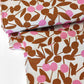 Japanischer Leinen-Baumwollstoff von Sevenberry mit grafischem Muster in Braun und Rosa.