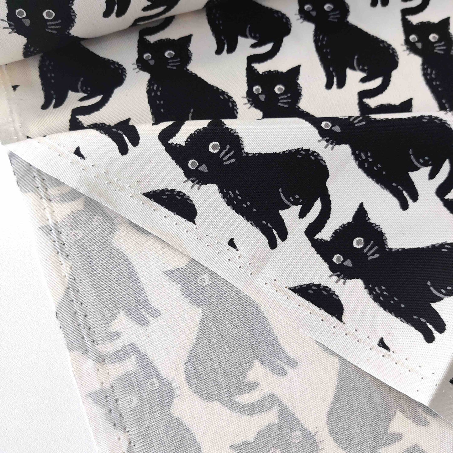 Japanischer Baumwollstoff von Sevenberry mit schwarzen Katzen auf naturfarbenem Hintergrund.
