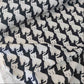Japanischer Baumwollstoff von Sevenberry mit grauen Katzen auf schwarzem Hintergrund.