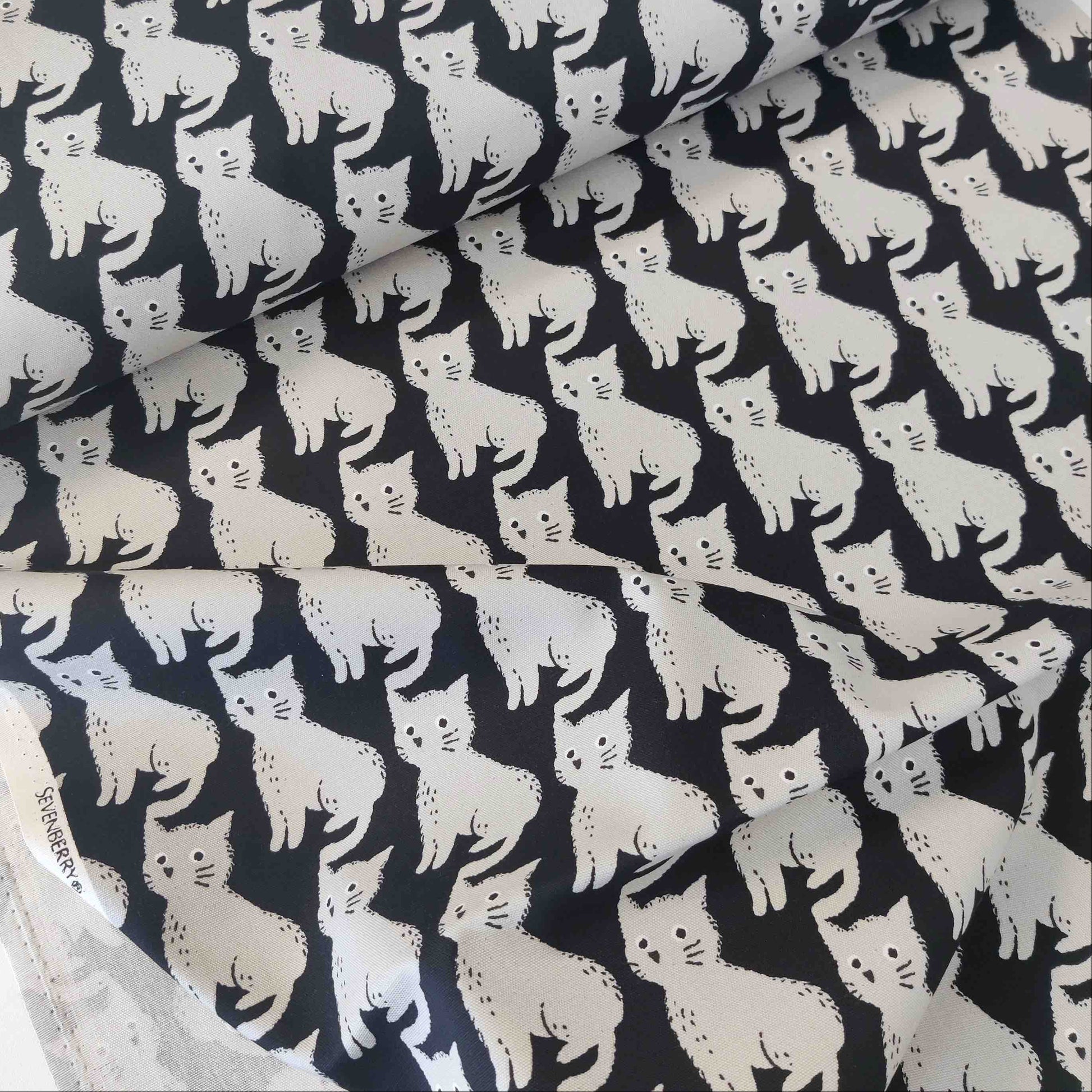 Japanischer Baumwollstoff von Sevenberry mit grauen Katzen auf schwarzem Hintergrund.
